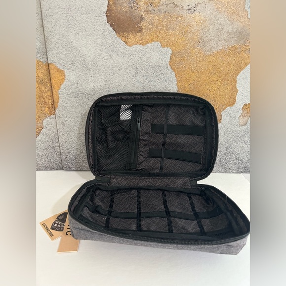 Madden NYC Electronic Pouch - Picture 3 of 6